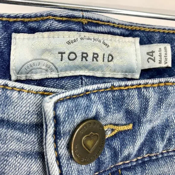 Torrid Bermuda Shorts Womens Size 24 Light Wash Stretch Denim Distressed - Picture 5 of 6